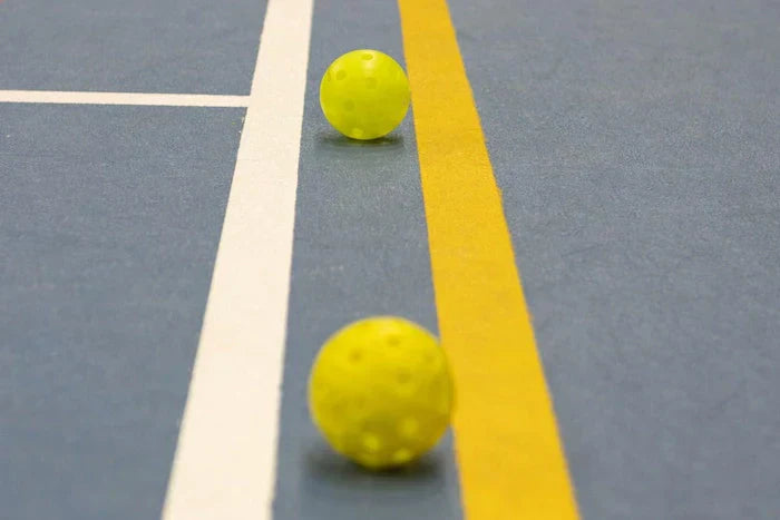 Balles de pickleball jaunes sur un terrain