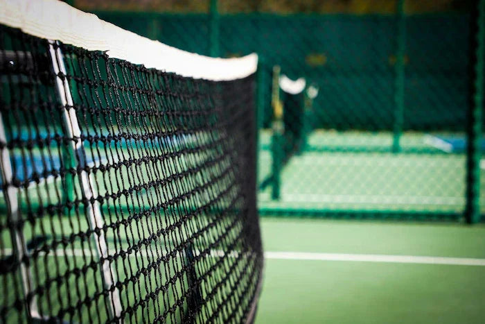 Terrains de sport vus du dessus, court de tennis converti en terrains de pickleball