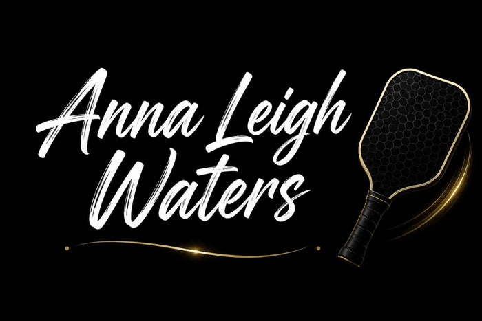 Illustration minimaliste avec le nom Anna Leigh Waters en typographie blanche sur fond noir, accompagné d'une raquette de pickleball noire.