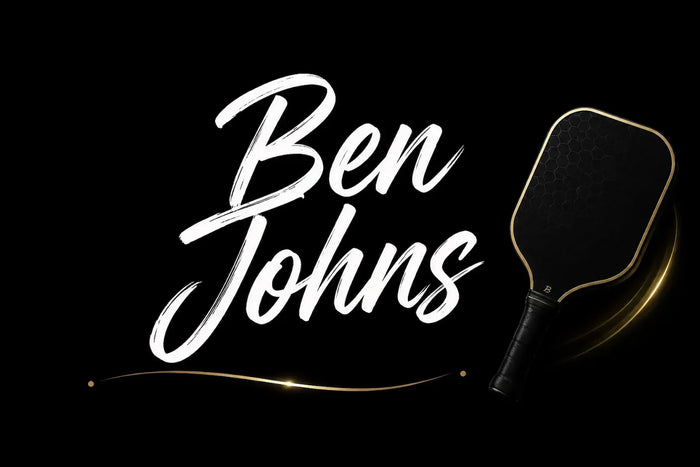 Nom de Ben Johns sur fond noir avec une raquette de pickleball noire et dorée.