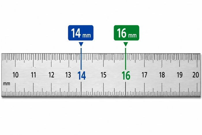 Comparaison visuelle de l’épaisseur d’une raquette de pickleball 14 mm et 16 mm à l’aide d’une règle graduée.