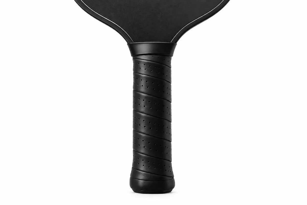 Joueur de pickleball tenant le manche de sa raquette à deux mains