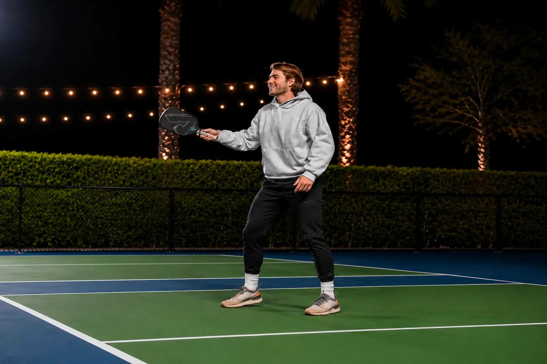 Joueur de pickleball représentant les niveaux 3.5 et 4.0 lors d’un échange sur un terrain extérieur