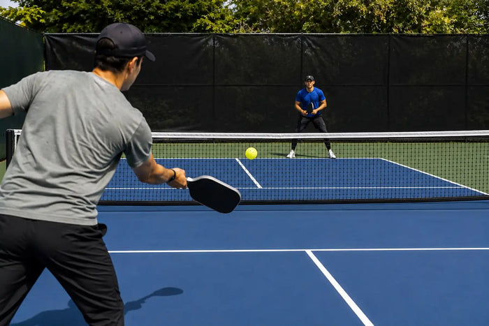 Joueurs de pickleball visant les zones stratégiques du terrain pour gagner plus de points.