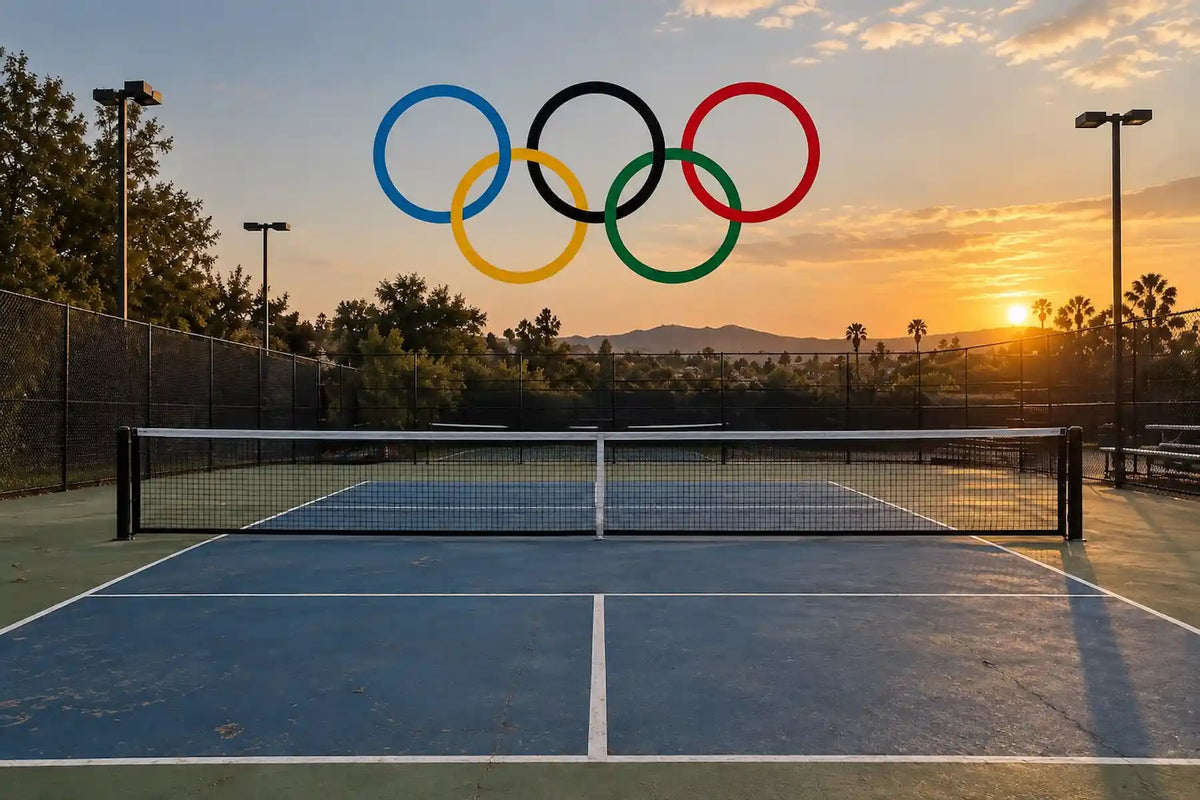 Terrain de pickleball avec les anneaux olympiques au coucher du soleil