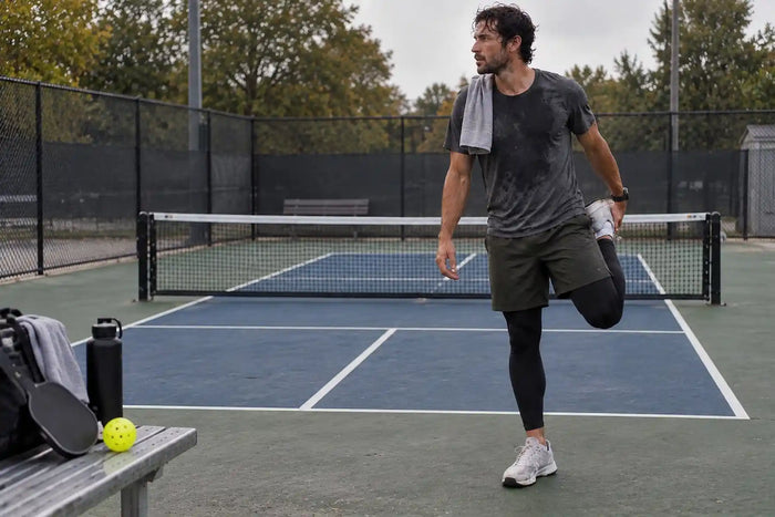 Joueur de pickleball qui s’étire sur le terrain après une séance