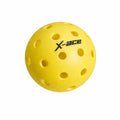 Balle de pickleball jaune modèle X-ace pour le jeu indoor avec 26 trous et logo noir sur fond blanc.