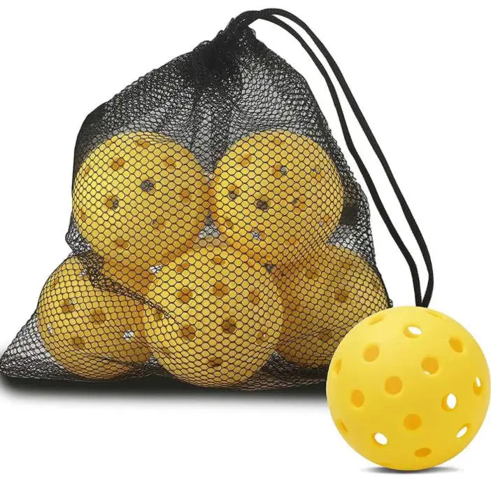 Pack de 6 balles de pickleball outdoor 74 mm 40 trous en TPE, présentées en sac filet.