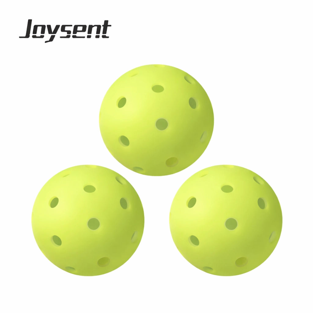 Trois balles de pickleball outdoor Joysent jaune fluorescent avec 40 trous calibrés pour une stabilité aérodynamique en extérieur.