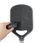 Démonstration avant/après de l'utilisation d'une gomme de nettoyage sur une raquette de pickleball en carbone, montrant l'élimination efficace des traces d'impact et de la poussière.
