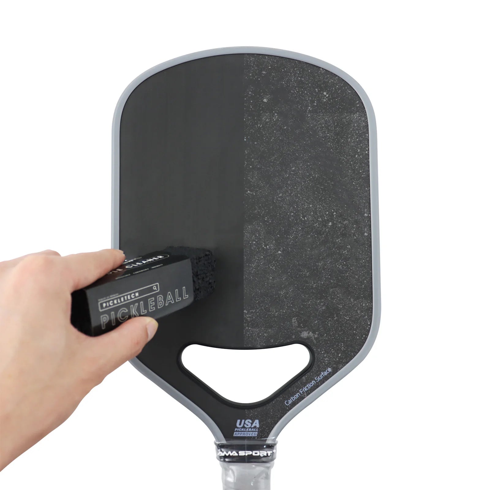 Démonstration avant/après de l'utilisation d'une gomme de nettoyage sur une raquette de pickleball en carbone, montrant l'élimination efficace des traces d'impact et de la poussière.