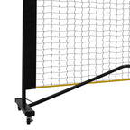 Gros plan sur la structure en fer noir du filet de pickleball montrant la base stable avec roue pivotante et la tension du filet.