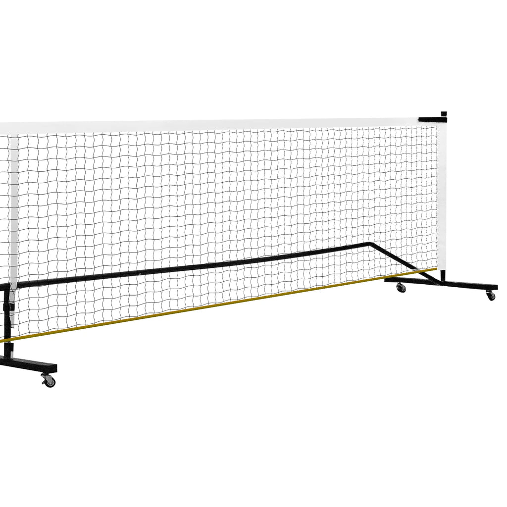 Gros plan sur une roue pivotante à 360 degrés en polyuréthane rouge avec son système de freinage en métal pour le filet de pickleball portable.