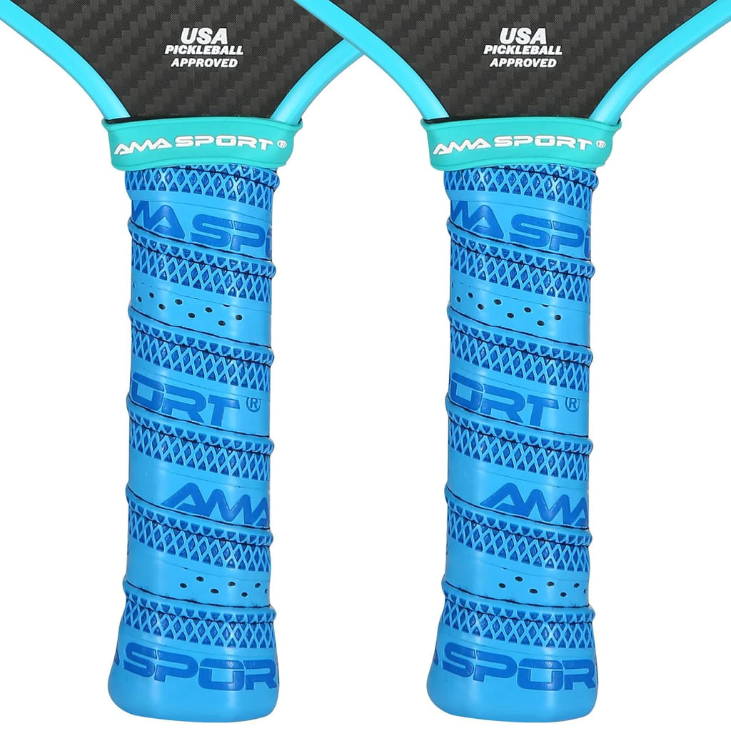 Zoom sur deux manches de raquettes de pickleball avec grips bleus AMA SPORT, montrant la texture embossée et les micro-perforations.