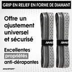 Infographie montrant deux grips de pickleball AMA SPORT gris : grip en relief en forme de diamant, ajustement universel et propriétés anti-dérapantes.