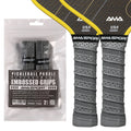 Pack de deux grips de rechange gris pour raquette de pickleball, texture embossée à motif diamant et perforations pour l'adhérence.