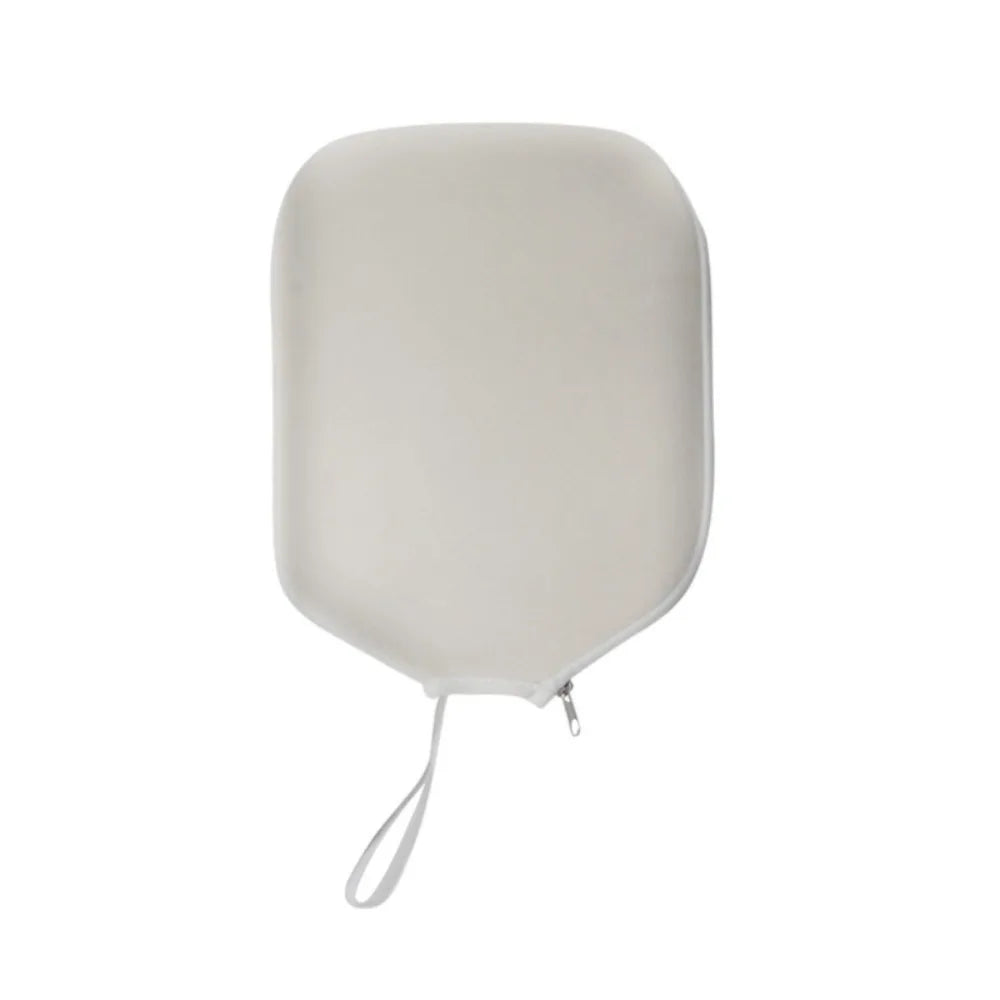 Housse de protection pour raquette de pickleball en néoprène blanc, fermeture éclair assortie et dragonne, protection légère contre les impacts.
