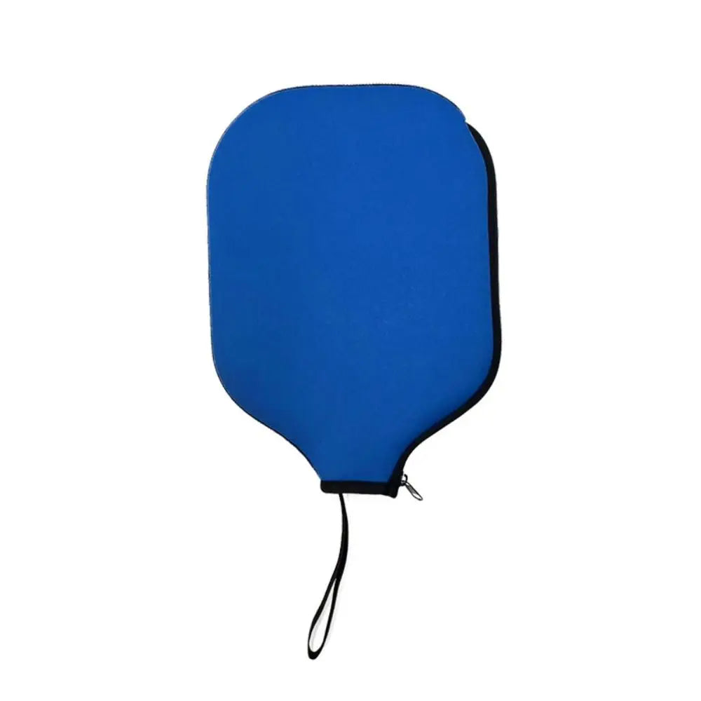 Housse de protection pour raquette de pickleball en néoprène, coloris bleu roi, coupe ajustée avec dragonne de sécurité et zip latéral.