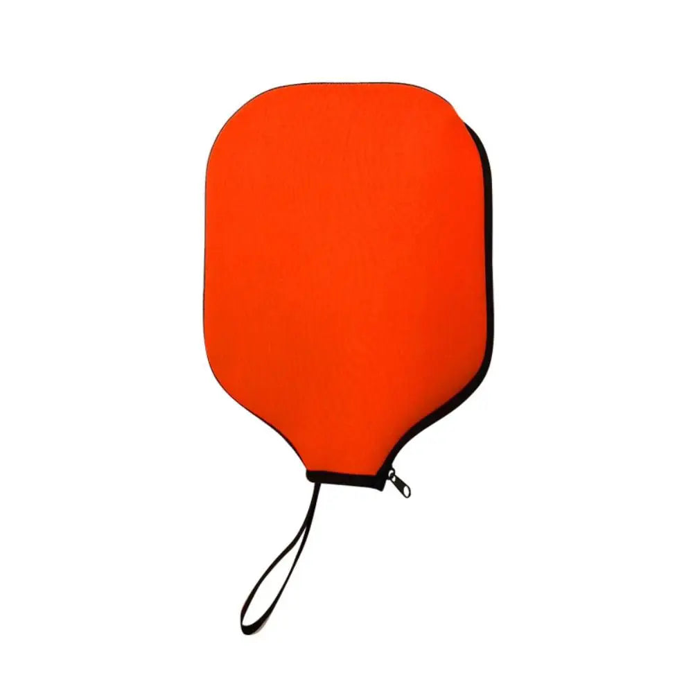 Housse de raquette de pickleball en néoprène orange vif, protection contre les chocs et l'humidité avec dragonne et fermeture éclair.