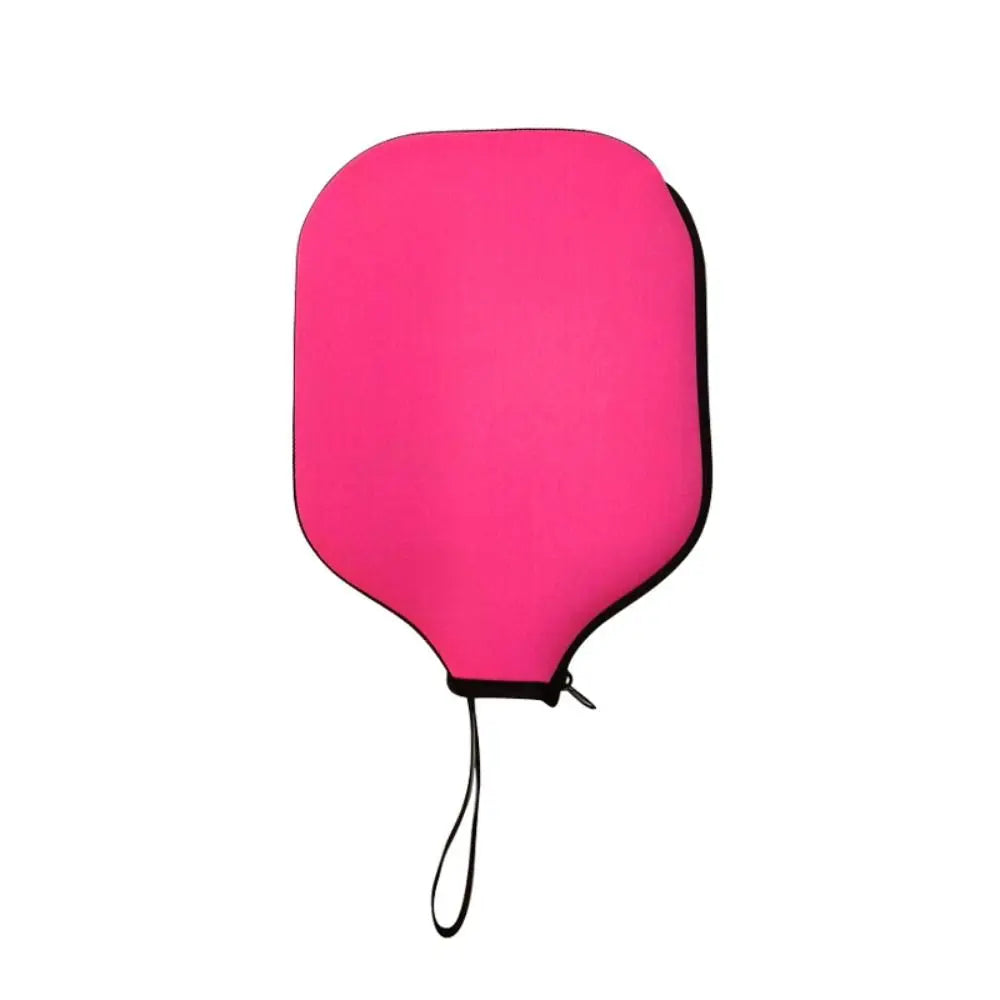 Housse de protection pour raquette de pickleball en néoprène rose, avec dragonne de transport et fermeture éclair, idéale pour protéger le cadre et la face.