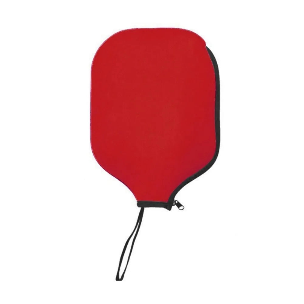 Housse de protection pour raquette de pickleball en néoprène rouge, incluant une fermeture éclair latérale et une dragonne pour le transport.