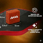 Infographie produit de la gomme AMA SPORT : dimensions 5,1 x 5,1 x 2,5 cm. Mentionne les bénéfices : ravive les effets de balles et garde la raquette propre comme neuve.