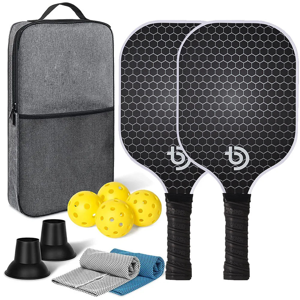 Pack de pickleball comprenant deux raquettes noires à motifs alvéolés, quatre balles jaunes, un sac de transport gris.