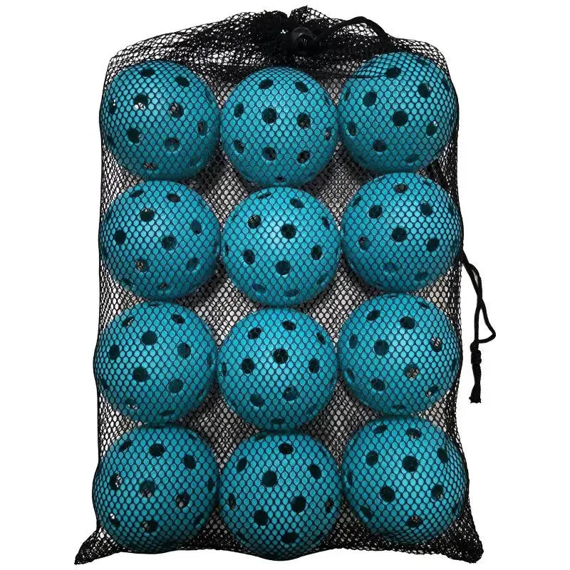 Sac en filet contenant un lot de 12 balles de pickleball outdoor bleu , modèle TITANFORCE à 40 trous pour une stabilité optimale au vent.