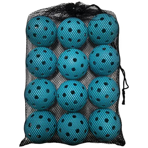 Sac en filet contenant un lot de 12 balles de pickleball outdoor bleu , modèle TITANFORCE à 40 trous pour une stabilité optimale au vent.