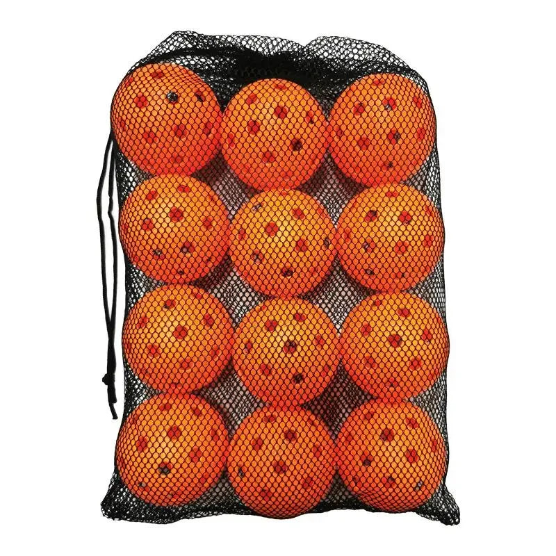 Pack de 12 balles de pickleball outdoor orange vif dans leur filet noir, modèle TITANFORCE avec 40 trous pour une résistance au vent et un rebond régulier.