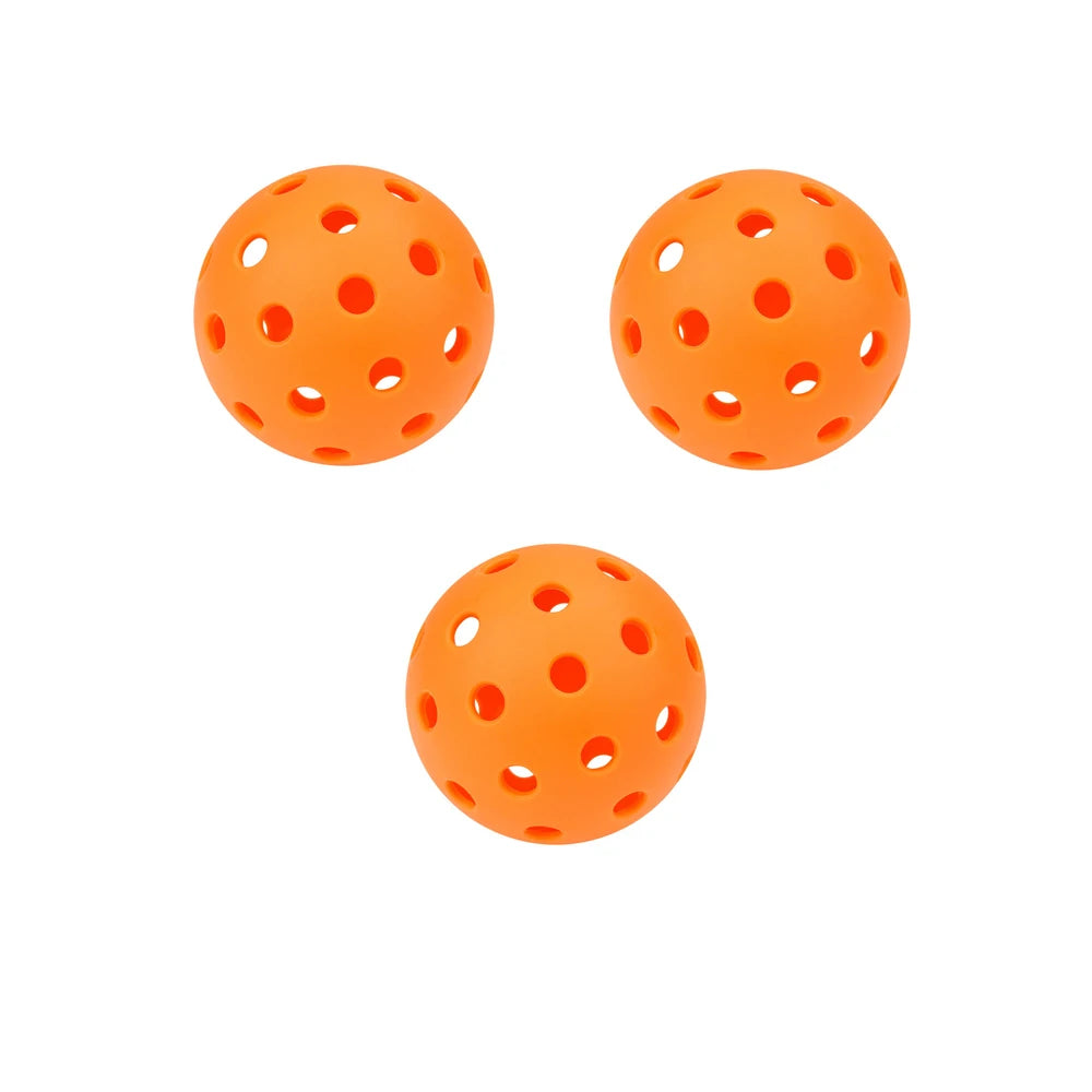 Lot de 3 balles de pickleball indoor orange vif, structure spécifique à 26 trous pour le jeu en salle et entraînements sur terrains couverts.