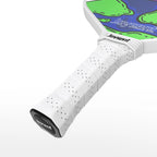 Gros plan sur le manche blanc ergonomique et perforé d'une raquette de pickleball Joysent Kids pour enfant.