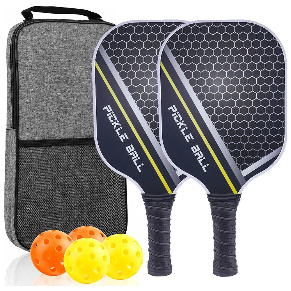 Kit de pickleball comprenant deux raquettes noires et jaunes, quatre balles (deux orange, deux jaunes) et un sac de transport gris et noir.