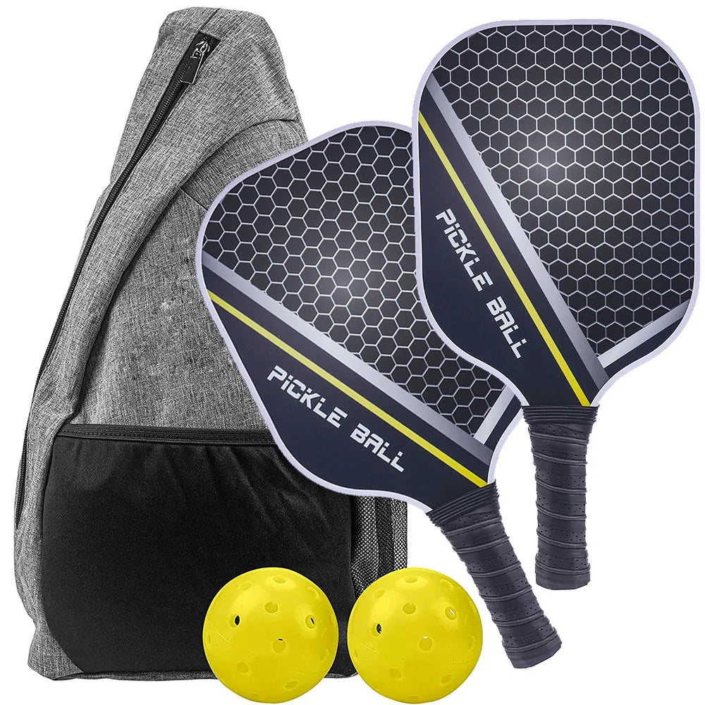 Pack de pickleball incluant deux raquettes noires en carbone de 14mm avec motifs nid d'abeille, deux balles jaunes perforées et un sac de transport gris et noir.