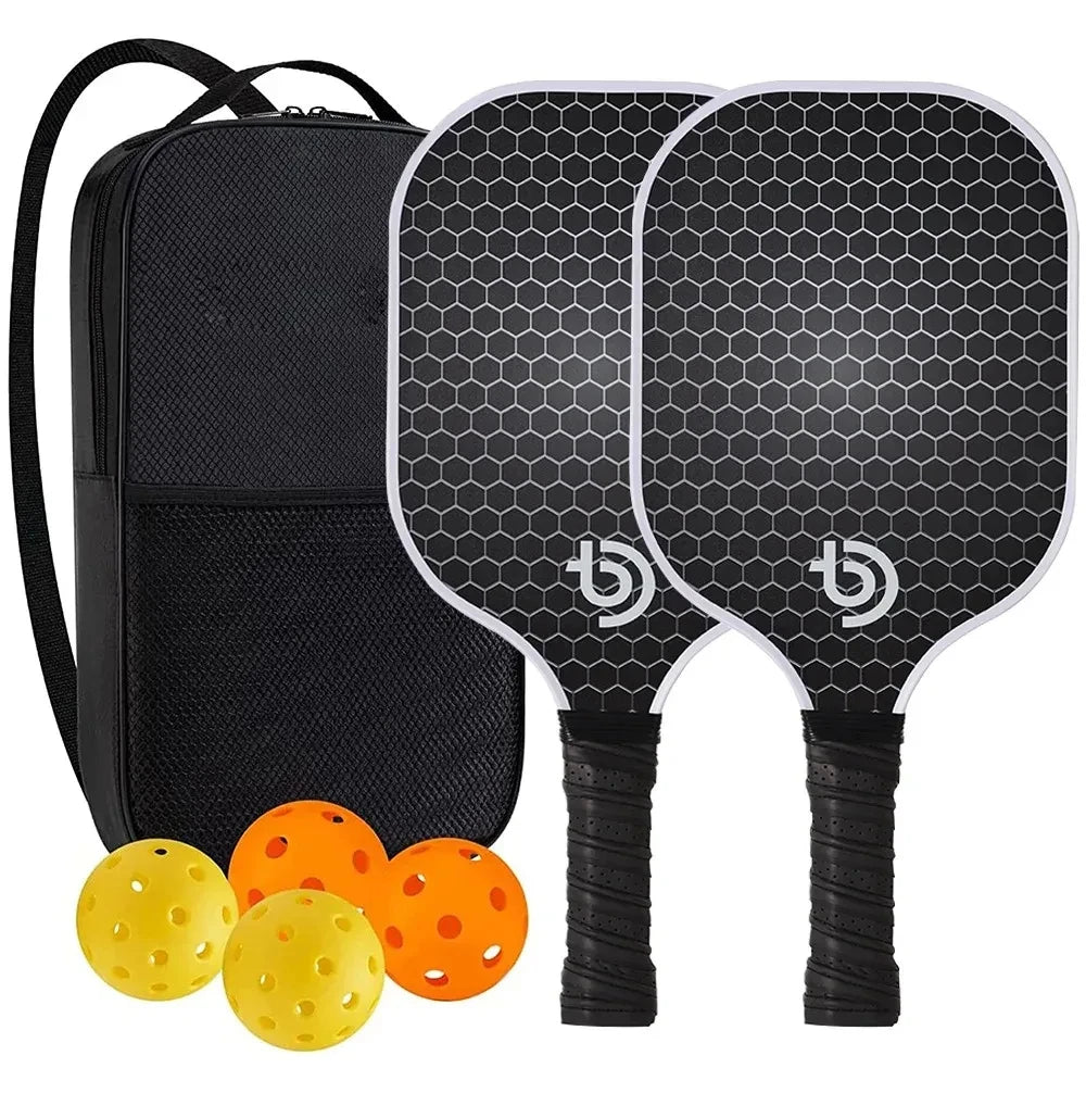 Ensemble de pickleball comprenant deux raquettes noires avec motif alvéolé blanc, quatre balles (deux jaunes et deux orange) et un sac à dos de transport noir.