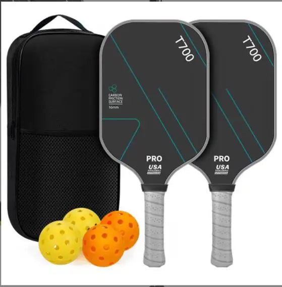 Pack de deux raquettes de pickleball en carbone T700 avec surface Carbon Friction, un sac de transport noir et quatre balles de jeu colorées (jaunes et orange).