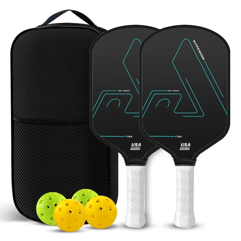 Pack de deux raquettes de pickleball Hyperion noires avec liserés bleus et grips blancs, carbone T700, sac de transport, deux balles jaunes et deux balles vertes.