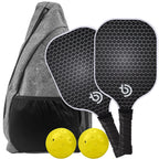 Set de deux raquettes de pickleball noires à motifs alvéolés avec deux balles jaunes et un sac de transport gris.