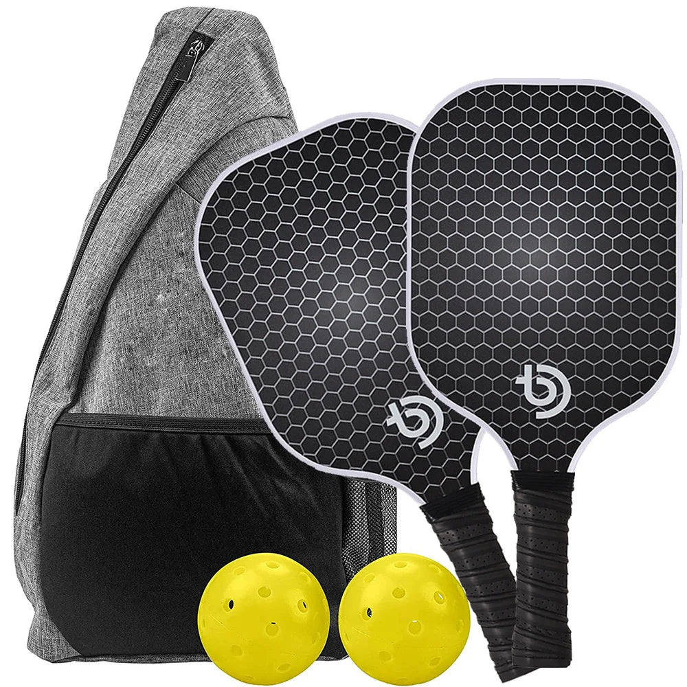 Set de deux raquettes de pickleball noires à motifs alvéolés avec deux balles jaunes et un sac de transport gris.