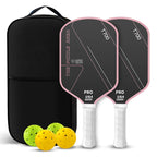 Pack de deux raquettes de pickleball The Pickle Area noires avec bordure et grip rose clair, carbone T700, sac de transport, deux balles jaunes et deux balles vertes.