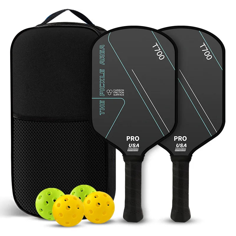 Pack de pickleball The Pickle Area comprenant deux raquettes T700, un sac de transport noir, deux balles jaunes et deux balles vertes.