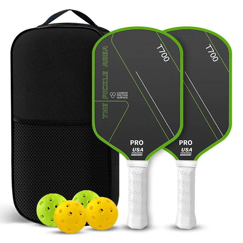 Pack de deux raquettes de pickleball The Pickle Area noires avec bordure vert pomme et grip blanc, carbone T700, sac de transport, deux balles jaunes et deux balles vertes.