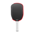 Raquette de pickleball Agassi en fibre de carbone T700 noire avec bordure rouge et grip blanc.