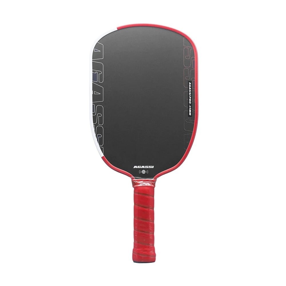 Raquette de pickleball Agassi Pro 14mm en fibre de carbone noire avec bordure rouge et grip texturé de couleur rouge.