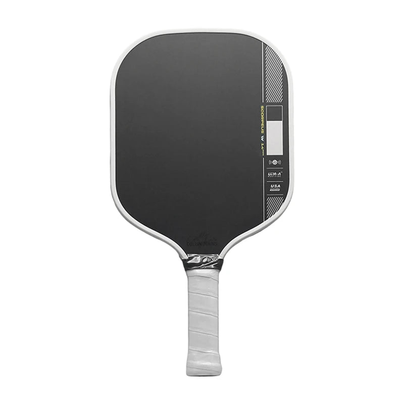 Raquette de pickleball Scorpeus Collin Johns, forme large wide-body 16mm en carbone noir, bordure blanche et grip blanc, certifiée USA Pickleball et UPA-A.