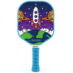 Raquette de pickleball Joysent Kids pour enfant avec illustration de fusée spatiale décollant sur fond bleu et manche bleu.