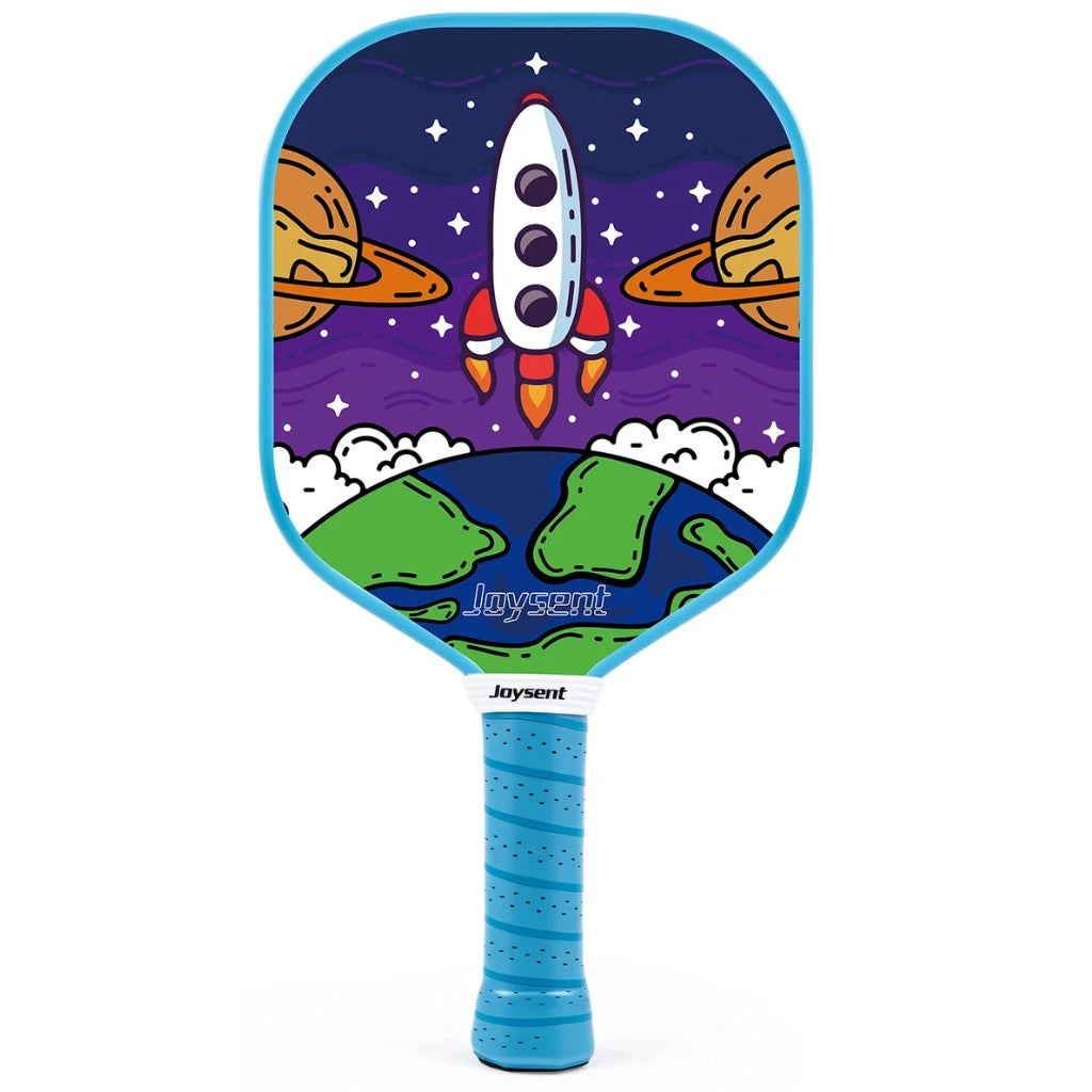 Raquette de pickleball Joysent Kids pour enfant avec illustration de fusée spatiale décollant sur fond bleu et manche bleu.