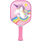 Raquette de pickleball Joysent Kids pour enfant avec illustration de licorne sur arc-en-ciel et manche rose.