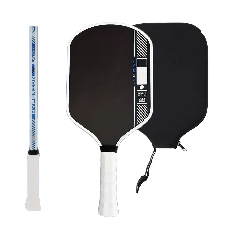 aquette de pickleball Hyperion 14mm en carbone avec sa housse, modèle léger pour une réactivité maximale et des frappes rapides.