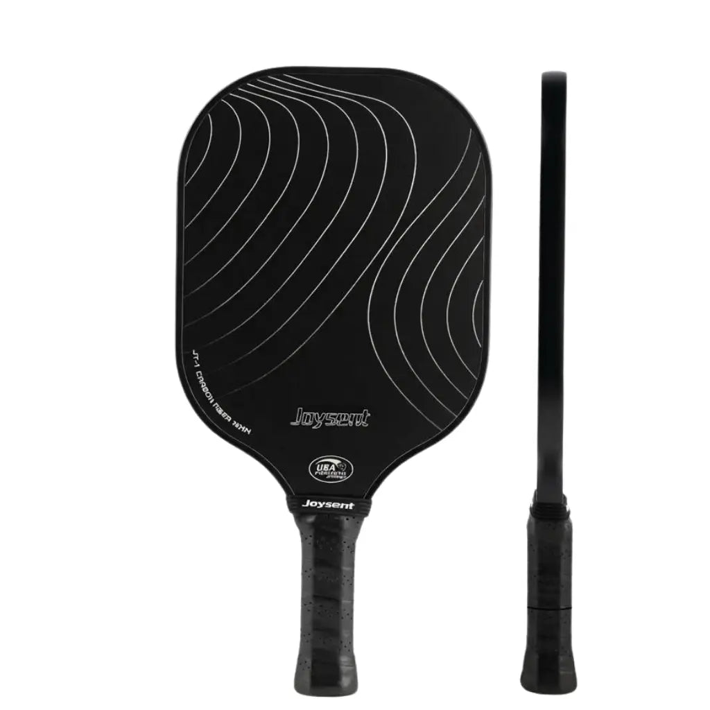 Vue de face et profil de la raquette de pickleball Joysent T300 entièrement noire avec motif vagues et grip noir, homologuée USAPA pour la compétition.